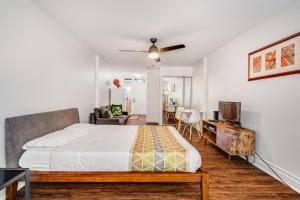 a bedroom with a bed and a living room at 2413 Kuhio in Honolulu