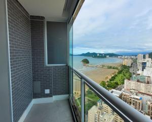 un balcone con vista sulla spiaggia di BookSantos Unlimited 3710 Vista Mar 37º Andar a Santos