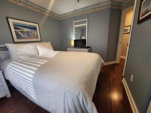 a bedroom with a large white bed in a room at North Shore Inn TC 304 in Traverse City +17 photos