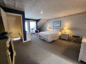a bedroom with a white bed and a blue wall at North Shore Inn TC 306 in Traverse City +14 photos