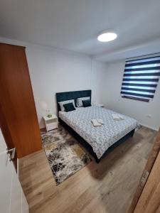 een slaapkamer met een bed in een kamer met een raam bij M&G Jahorina in Jahorina +22 foto's