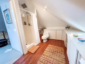 Ένα μπάνιο στο The Hideaway House - Private Peaceful Cozy +21 φωτογραφίες
