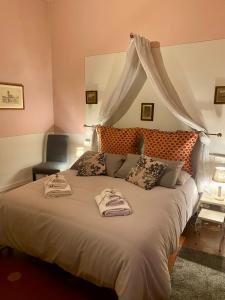 Un pat sau paturi într-o cameră la Guest House Santa Giustina Lucca Centro Storico