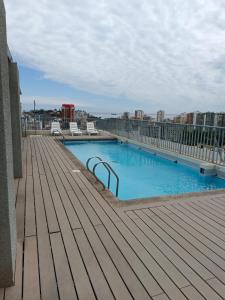 ビーニャデルマールにあるViana Urbanoの建物の屋上にあるプール