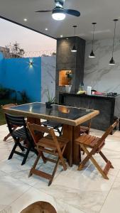 a dining table and chairs in a kitchen at Casa Temporada Aconchego e tranquilidade 3 in Bonito
