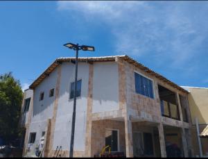 a building with a street light in front of it at Casa Pitanga in Cabo Frio