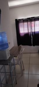 a table and a chair in a room with a window at Kitnet para Hospedagem in Caruaru