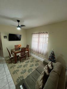 ein Wohnzimmer mit einem Weihnachtsbaum und einer Couch in der Unterkunft Casa São Pedro in Aparecida