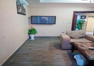 TV o dispositivi per l'intrattenimento presso فندق أصالة الحمراء
