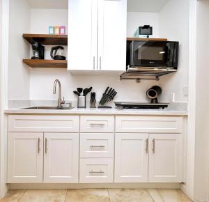 Kuchyň nebo kuchyňský kout v ubytování Molivu Homes Studio - PetFriendly - King Bed - W-D