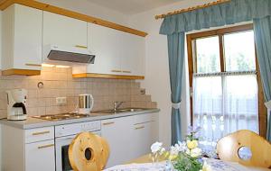 una cucina con lavandino e piano cottura forno superiore di Edthof a Lungötz