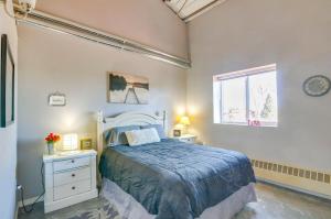 Ένα ή περισσότερα κρεβάτια σε δωμάτιο στο Outdoor Haven Del Norte Apartment Near Skiing!