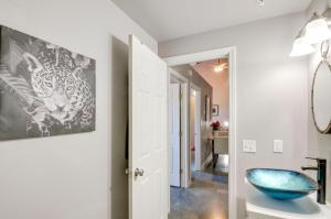 Ένα μπάνιο στο Outdoor Haven Del Norte Apartment Near Skiing! +16 φωτογραφίες