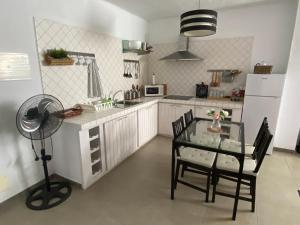 Kuchyň nebo kuchyňský kout v ubytování Oasis house