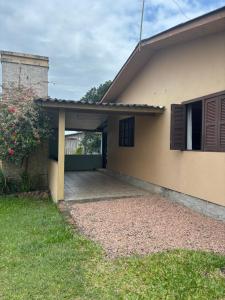 una casa con garage e vialetto di Casa temporada Passo de Torres a Passo De Torres