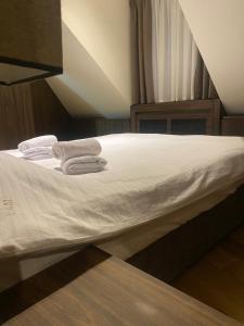 Postel nebo postele na pokoji v ubytování KULA ANDJELA KONACI - Kopaonik Ski Centar