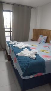 ein Bett mit weißen Handtüchern darüber in der Unterkunft Flet em Porto de Galinhas - Varandas do Porto in Porto De Galinhas
