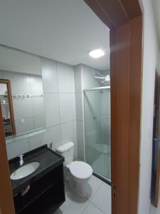 ein Badezimmer mit Toilette, Waschbecken und Dusche in der Unterkunft Flet em Porto de Galinhas - Varandas do Porto in Porto De Galinhas