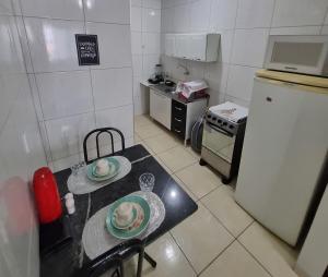 Η κουζίνα ή μικρή κουζίνα στο Aconchego105 Apartment