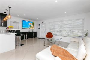 Μια τηλεόραση ή/και κέντρο ψυχαγωγίας στο Pool House 3B-2B King Bed - BBQ - EV