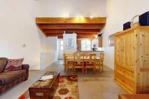 een woonkamer met een bank en een tafel bij Getaway at Gold Bend in Ponderosa Fairway Estates