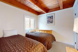 een slaapkamer met twee bedden en een raam bij Getaway at Gold Bend in Ponderosa Fairway Estates