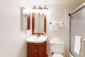 een badkamer met een wastafel, een toilet en een spiegel bij Getaway at Gold Bend in Ponderosa Fairway Estates +29 foto's