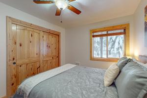 Postel nebo postele na pokoji v ubytování Payette Pines Hideaway