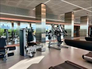 Un gimnasio con equipos cardiovasculares en un edificio. en Concepción Live Buenos Aires, en Buenos Aires