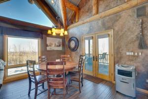 Fotografie z fotogalerie ubytování Black Bear Cabin Near Skiing and Hiking! v destinaci Mesa