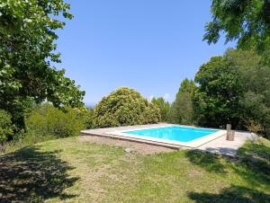 a swimming pool in the middle of a yard at Hermosa Casa V. General Belgrano in Villa General Belgrano