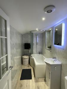 Ένα μπάνιο στο St Leonards Contemporary Courtyard Apartment