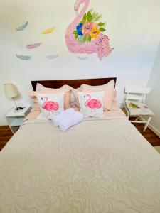 a bedroom with a large bed with pink flamingos on the wall at La Palma in Viña del Mar