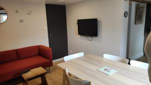 TV a/nebo společenská místnost v ubytování Gîte de l'étoile Achenheim 3 chambres - jacuzzi