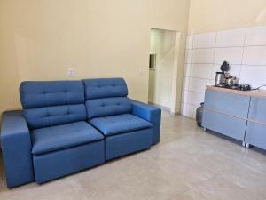 - un canapé bleu dans le salon dans l'établissement Casa Azul de Itaguaçu, à São Francisco do Sul 29 autres photos