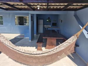 - un hamac au milieu d'une pièce avec une cuisine dans l'établissement Casa Azul de Itaguaçu, à São Francisco do Sul