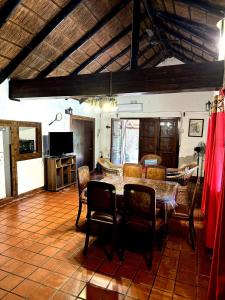 a living room with a dining table and chairs at La casa quinta de Camino in Gualeguaychú