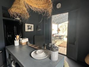 una cucina con tavolo e piatto di Boho Chic in Central Mpatsi! a Mpatsi (Batsi)