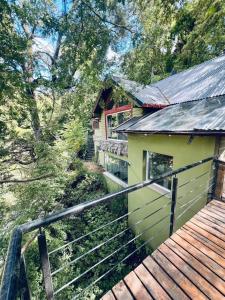 ein Haus mit einer Treppe, die zu einer Terrasse führt in der Unterkunft Casa Paraiso 1 - San Martin de los Andes in San Martín de los Andes