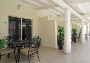 Veitingastaður eða matsölustaður á Yoyita Suites Aruba
