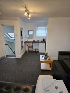 ブラックプールにあるQ - Accommodationのソファとテーブルのあるリビングルーム