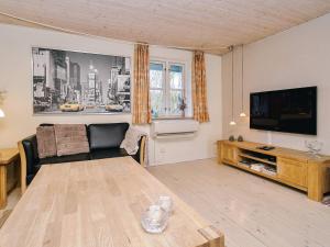 TV a/nebo společenská místnost v ubytování 6 person holiday home in Slagelse-By Traum