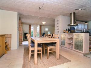 Kuchyň nebo kuchyňský kout v ubytování 6 person holiday home in Slagelse-By Traum