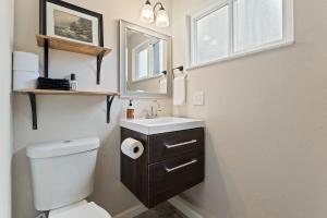 Ένα μπάνιο στο Cozy 1 BD on the South Hill