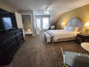 a bedroom with a bed and a flat screen tv at North Shore Inn TC 305 in Traverse City +15 photos