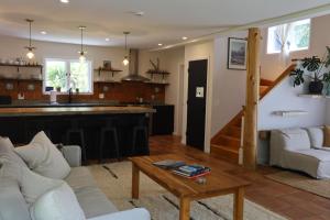 una sala de estar con un sofá y una mesa en West Branch 75, WV, en Waterville Valley