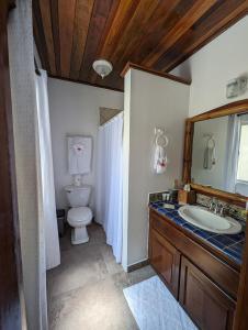 Tranquility Bay Resort في سان بيدرو: حمام مع حوض ومرحاض +52 صورة