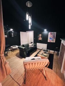 爱丁堡Central Designer Flat by Castle的客厅里有一张沙发和一张桌子。