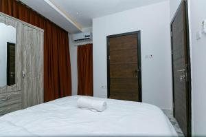 Aster Luxury Apt close to Airport & Mall with Rooftop pool & gym客房内的一张或多张床位