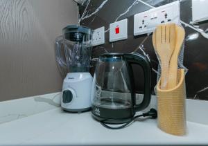 Aster Luxury Apt close to Airport & Mall with Rooftop pool & gym的咖啡和沏茶工具